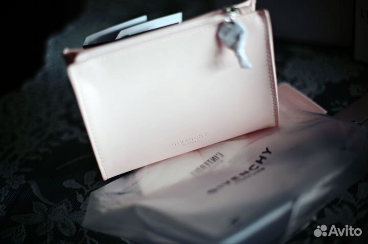 Брендовые косметички с миниатюрами ухода для лица