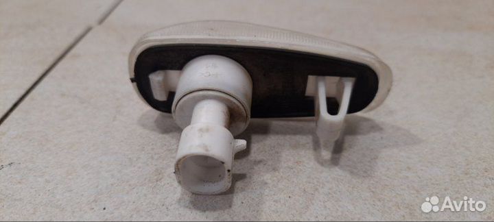 Повторитель поворота в крыло Лада Приора 2172