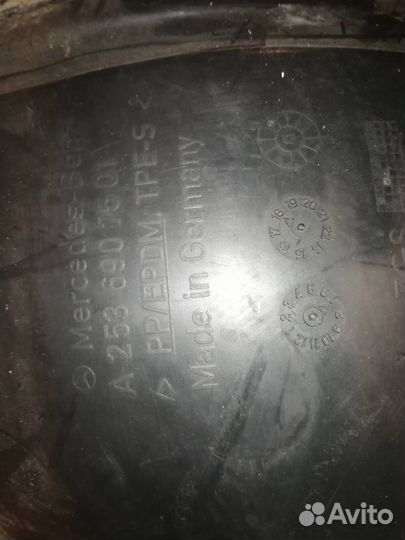 Подкрылок передний правый комплект Mercedes-Benz