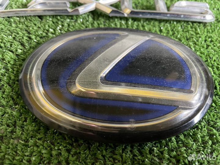 Эмблема крышки багажника Lexus LS600hl