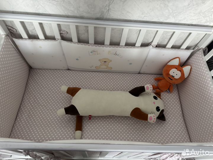 Детская кроватка с маятником и ящиком