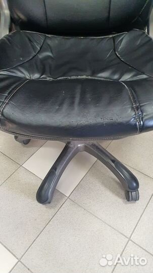 Офисное кожаное кресло бу