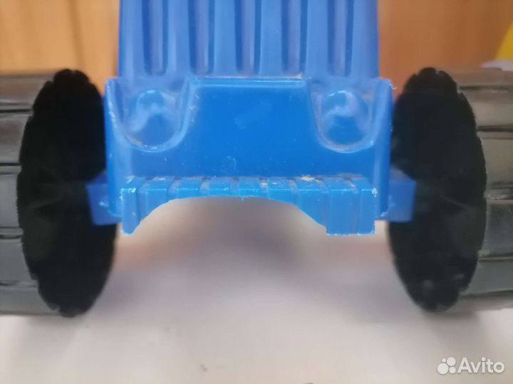 Трактор и большая машина