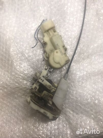 Замок двери задний левый Toyota Funcargo NCP20