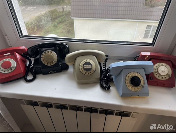 Старый телефон бежевый и красный
