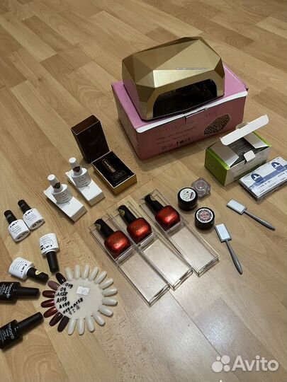 Лампа для ногтей и инструменты для маникюра