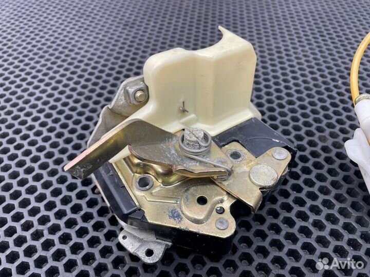 Замок двери задний левый Mercedes-Benz E-Class