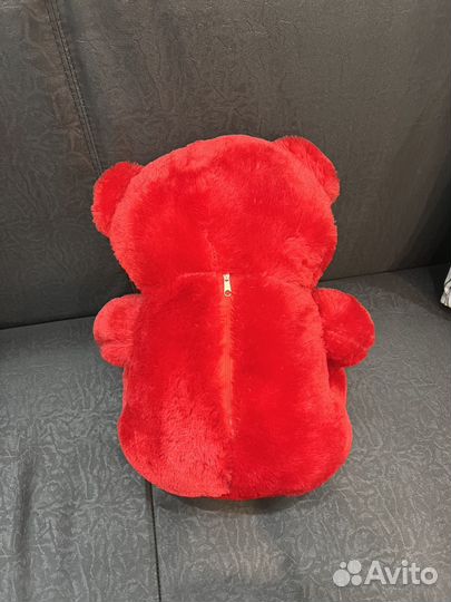 Плюшевый медведь красного цвета