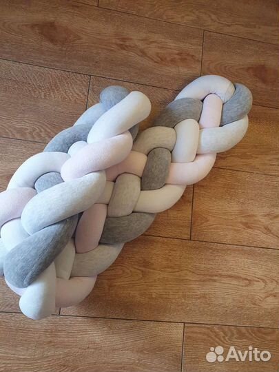 Комплект бортикови и косичка в кроватку 120 на 60