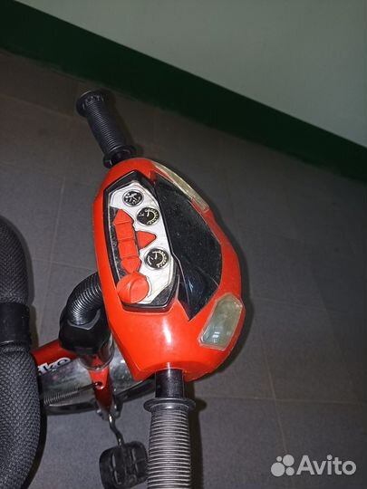 Детский трехколесный велосипед с ручкой