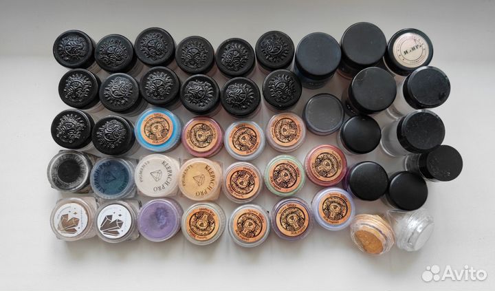 Тени для век пигменты