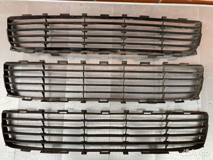 Решетка радиатора нижняя Toyota Avensis