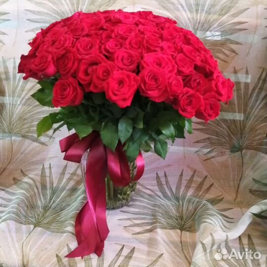 101 роза в вазе