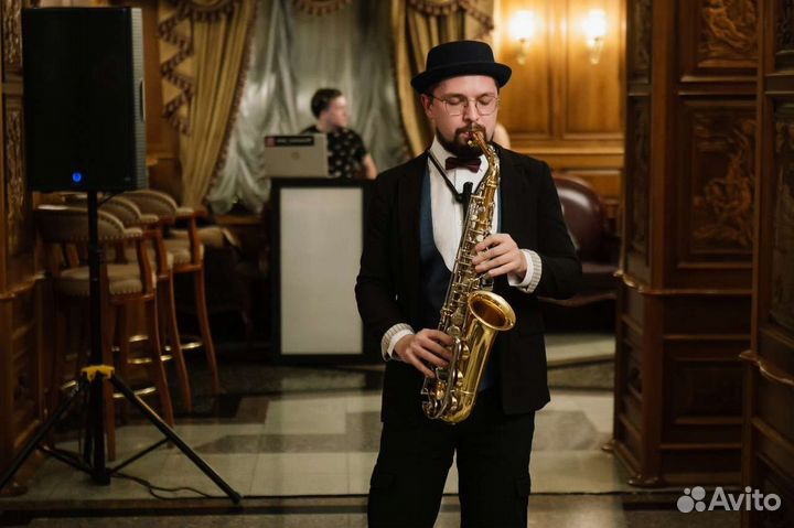 Саксофонист на праздник