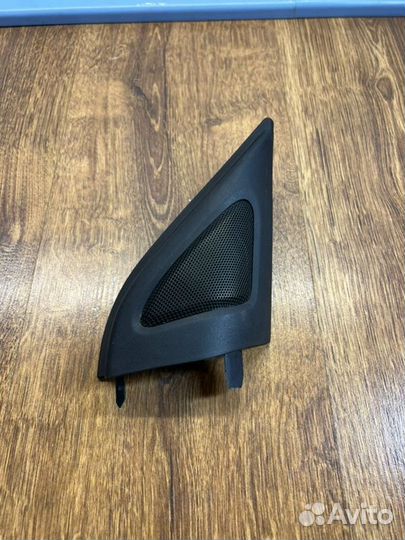 Уголок двери передний правый Mitsubishi Outlander