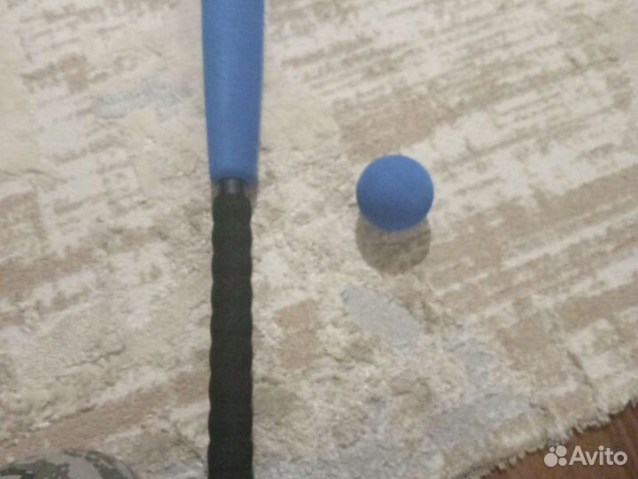 Бейсбольная бита и шарик