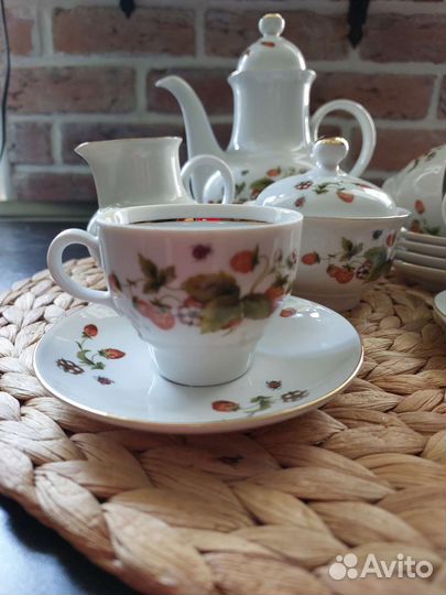 Jlmenau ГДР. Фарфор редкий- земляника и пчела