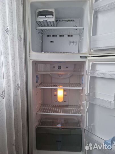 Холодильник Samsung