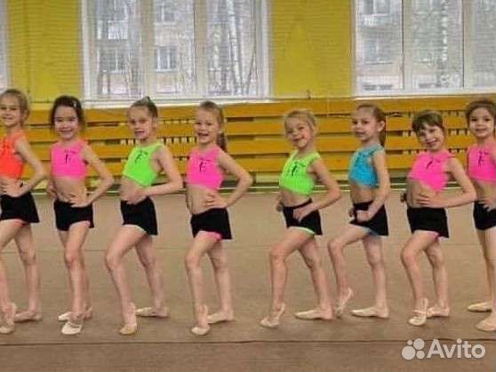 Новый комплект:топ,шорты,наколенники на акробатику