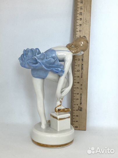 Статуэтка балерина завязывает пуанты