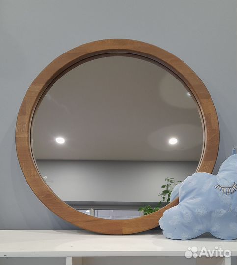 Круглое зеркало в деревянной раме д.52