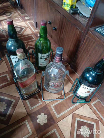 Бутылка виски на качелях