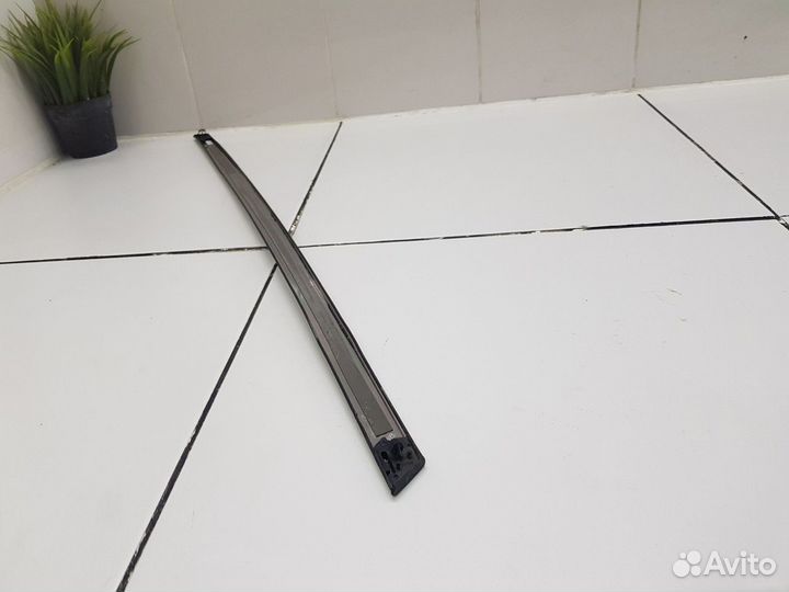 Молдинг стекла задней правой двери верхний