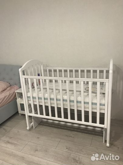 Детская кроватка с маятником