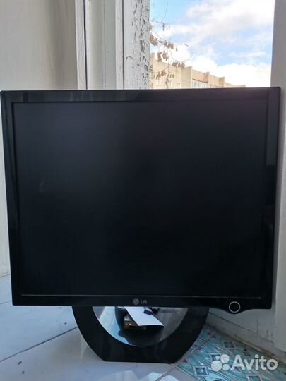 Два монитора и телевизор на запчасти