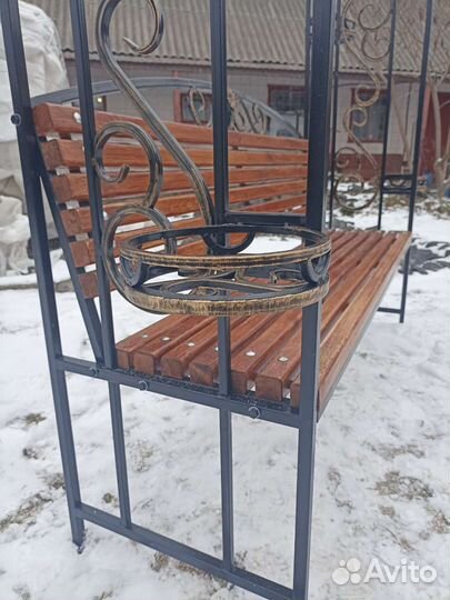 Садовая арка со скамейкой