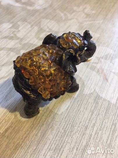 Слонёнок из янтаря
