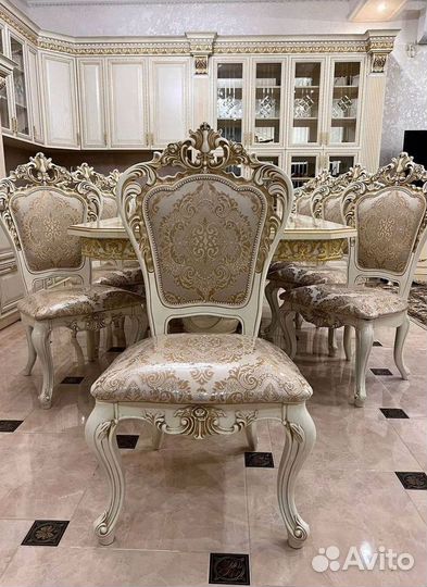 Большой обеденный стол и стулья