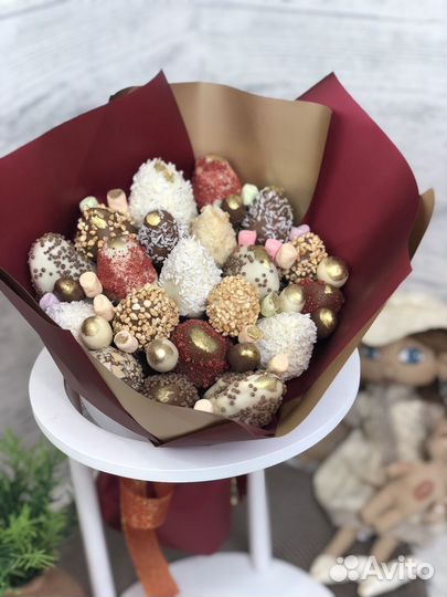 Клубника в бельгийском шоколаде девушке