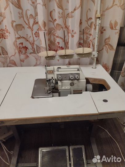 Промышленный оверлок и распошивалка