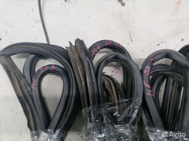 Уплотнитель двери Nissan Bluebird 14