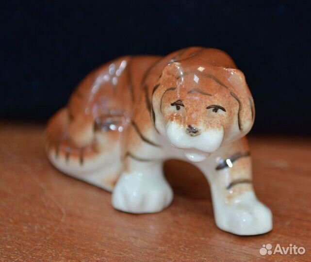 Мини фарфоровая статуэтка- крадущийся тигр.лфз