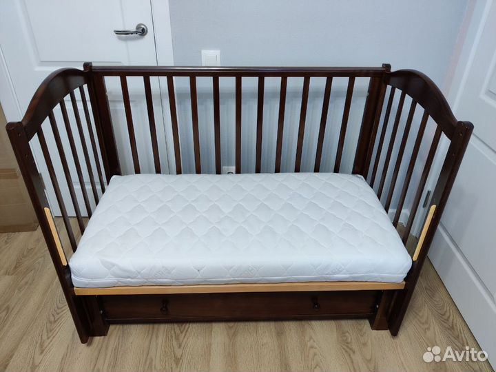 Детская кроватка с маятником Лель