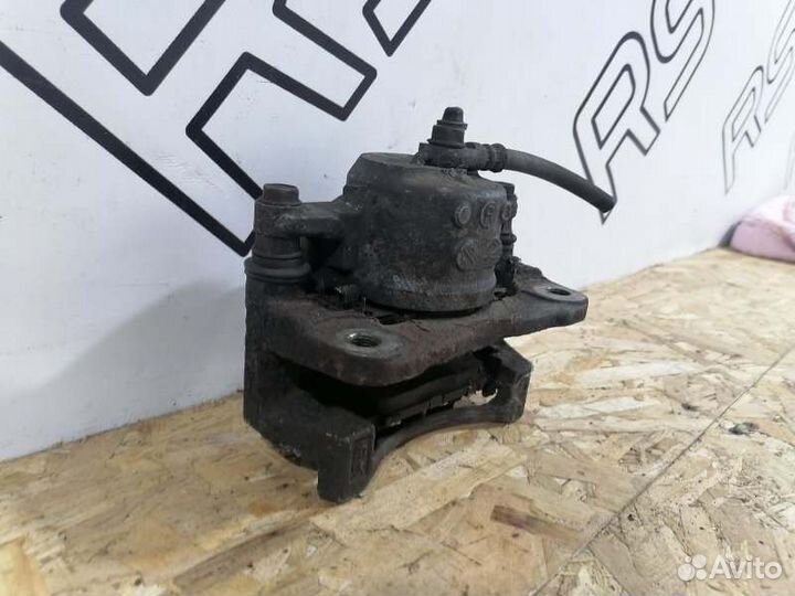 Суппорт тормозной передний правый Lexus Ct200H 1