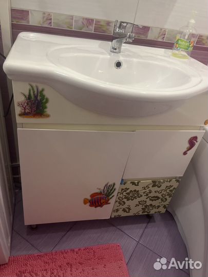 Тумба с раковиной б/у и шкаф навесной с зеркалом