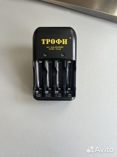 Зарядное уст-во для аккум батареек AA и AAA