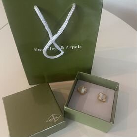 Серьги van cleef белые с позолотой