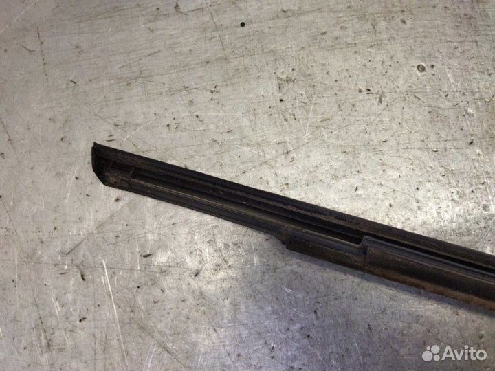 Молдинг стекла задний правый Mitsubishi Outlander