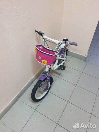 Детский велосипед с дополнительными колесами