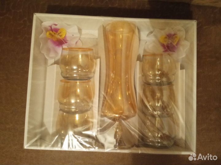 Стаканы и ваза для цветов
