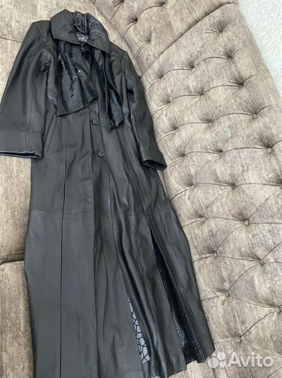 Длинный кожаный плащ