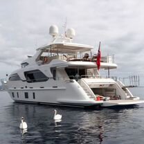 Моторная яхта Benetti Delfino 93, Петринья
