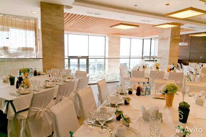 Мойщик посуды на побережье Горьковского моря