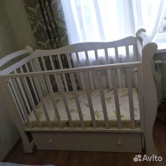 Детская кроватка с маятником и ящиком