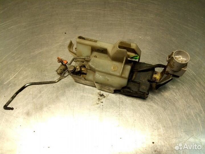 Замок двери передний правый Toyota Curren ST206