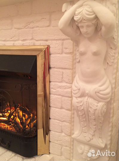 Кариатида-статуя женщины из гипса